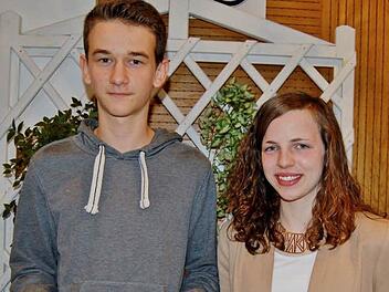 Als Sportler des Jahres wurden Steven Schultz (Schützenverein Bavaria Thulba) und Annika Kirchner (TSV Bad Kissingen) ausgezeichnet.  Foto: Sigismund von Dobschütz