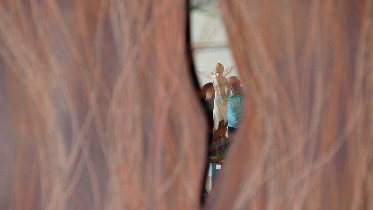 Besucher spiegeln sich in einem Bild von Helmut Droll.Foto: Arkadius Guzy