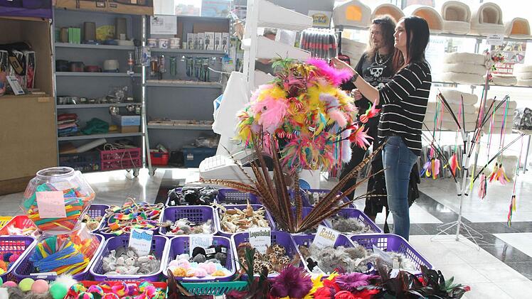 Bei der Katzenausstellung gab es natürlich auch alles, was das Katzenherz begehrt.