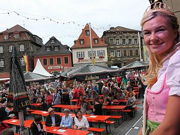 Strahlender Blick vom Podium: Korbstadtkönigin Carolin bei einem ihrer letzten Auftritte mit dem geflochtenen Krönchen Fotos: Popp