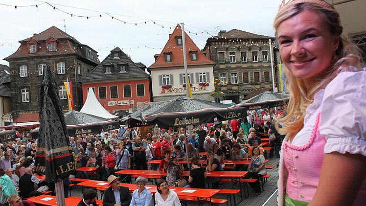 Strahlender Blick vom Podium: Korbstadtkönigin Carolin bei einem ihrer letzten Auftritte mit dem geflochtenen Krönchen Fotos: Popp