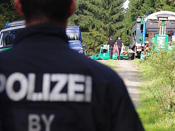 Polizisten suchen am Montagmorgen im Waldgebiet nahe Nordhalben nach neuen Spuren im Fall Peggy. Foto: Marco Meißner