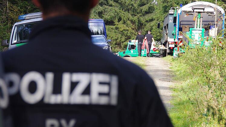 Polizisten suchen am Montagmorgen im Waldgebiet nahe Nordhalben nach neuen Spuren im Fall Peggy. Foto: Marco Meißner