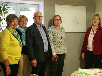 Als Dauerleihgabe überließ Maria Ries (rechts) dem Hospizverein eine Zeichnung ihrer Mutter auf dem Sterbebett, die Cornelia Morsch angefertigt hat. Mit im Bild (von links) Brigitte Brückner, Anita Baar, Richard von Schkopp und Käthe Goné.  Foto: Klaus Klaschka