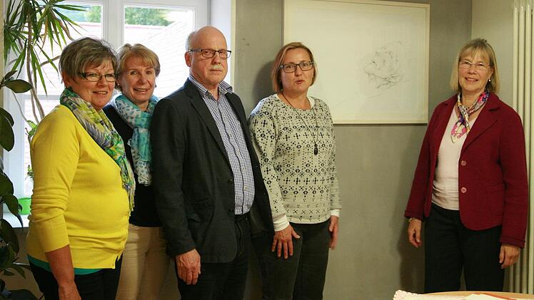 Als Dauerleihgabe überließ Maria Ries (rechts) dem Hospizverein eine Zeichnung ihrer Mutter auf dem Sterbebett, die Cornelia Morsch angefertigt hat. Mit im Bild (von links) Brigitte Brückner, Anita Baar, Richard von Schkopp und Käthe Goné.  Foto: Klaus Klaschka