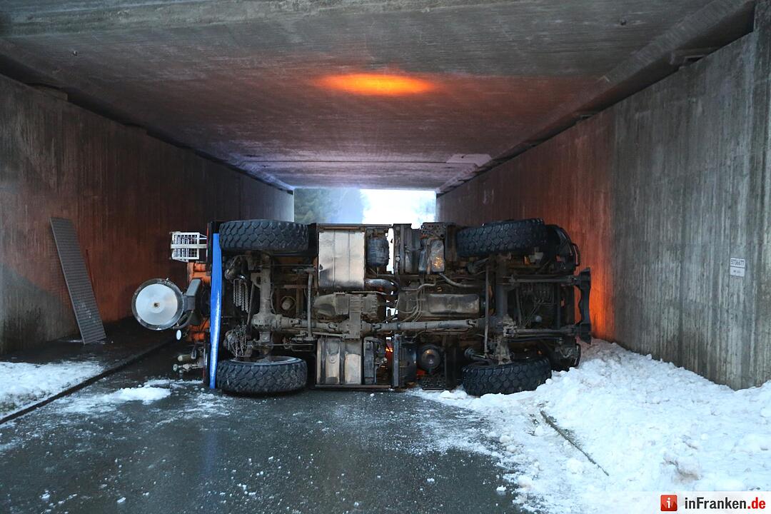 Eis im Kreis Hof: Zwei Streufahrzeuge haben Unfall