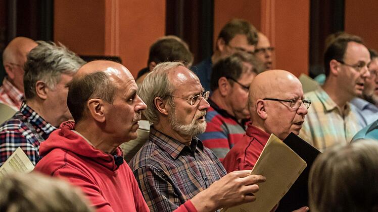 Unter der Leitung von Peter Stenglein bereitet sich der Coburger Bachchor auf die Aufführung von Telemanns Matthäuas-Passion von 1746 vor.Foto: Jochen Berger