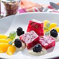 Frühling ist Rhabarberzeit. Das Gemüse ist sehr vielseitig. Wir haben ein leckeres und veganes Rezept für einen Nachtisch. Foto: Armin Rossmeier