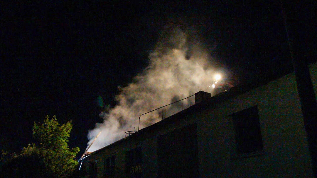 Dachstuhlbrand fordert Feuerwehr: Brandobjekt schwer zugänglich