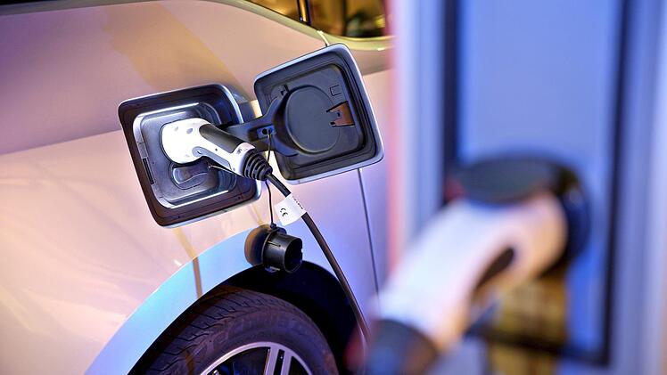 Ein elektrisch angetriebener BMW i3 lädt an einer Ladesäule . Foto: dpa