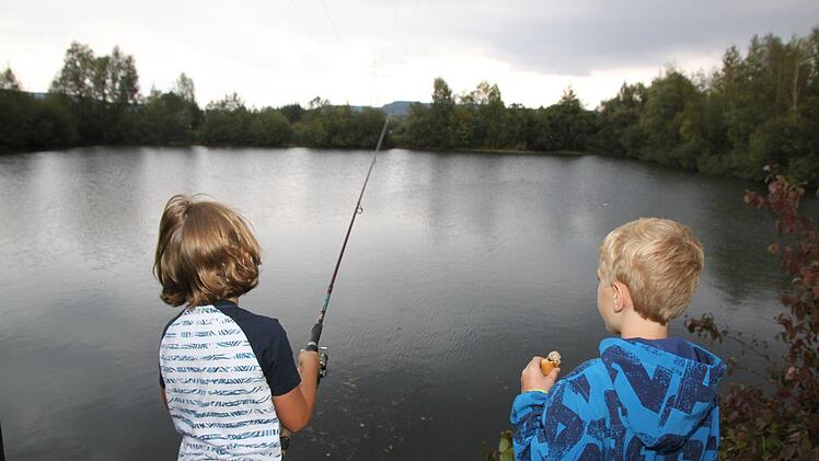 Konstantin wirft die Angel aus.Foto: Stefanie Gleixner