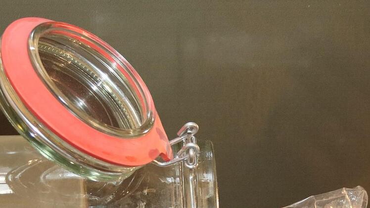 Zum Beweis: Die Verpackung beginnt sich nach nur wenigen Tagen im Wasser aufzulösen. Mirjam Stumpf