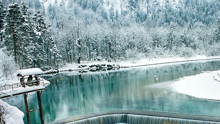 Ein richtiges Eis-Idyll: der Lechfall bei Füssen.