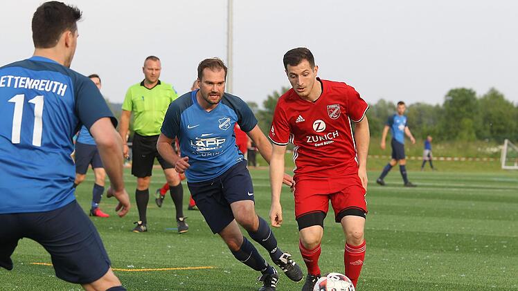 Der Traum vom Bezirksliga-Aufstieg geht weiter: Armend Elshani (r.) erzielte in der 1. Runde der Relegation in der Verlängerung die 2:1-Führung für den FSV Buttenheim gegen die SpVgg Lettenreuth.sportpress