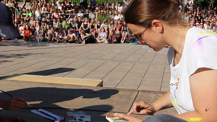 Unter Zeitdruck musste Kunstlehrerin Tanja Sobisch beim Münnerstädter Abi-Scherz eine Miniatur-Collage malen bzw. gestalten.Heike Beudert
