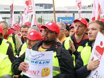 Konzert der Trillerpfeifen: Beobachter der Kundgebung vor dem Michelin-Werk blickten in stolze Gesichter der Mitarbeiter, die sich mit ihrer Leistung und der jahrzehntelangen Geschichte des Unternehmens in Hallstadt immer noch identifizieren.  Foto: Sebastian Schanz