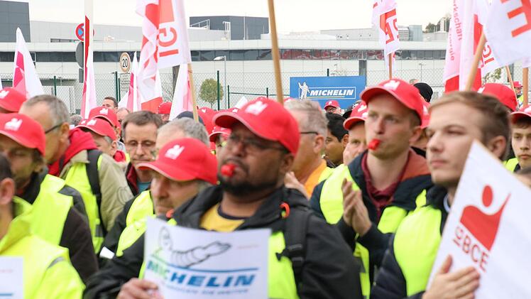 Konzert der Trillerpfeifen: Beobachter der Kundgebung vor dem Michelin-Werk blickten in stolze Gesichter der Mitarbeiter, die sich mit ihrer Leistung und der jahrzehntelangen Geschichte des Unternehmens in Hallstadt immer noch identifizieren.  Foto: Sebastian Schanz