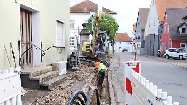 In der M&uuml;hlhausener Hauptstra&szlig;e bekommen jetzt auch die letzten H&auml;user einen unterirdischen Stromanschluss.  Foto: Andreas Dorsch