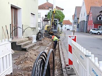 In der Mühlhausener Hauptstraße bekommen jetzt auch die letzten Häuser einen unterirdischen Stromanschluss.  Foto: Andreas Dorsch