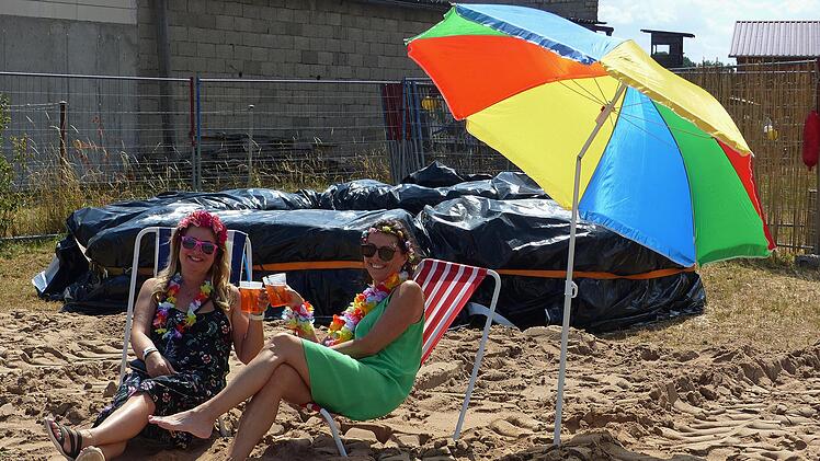 Strandfeeling in Ebenhausen: Nach dem ersten Sommerfaschingszug im Oerlenbacher Gemeindeteile freuten sich viele auf Musik und Feiern am Abend und in der Nacht im liebevoll zum Strand umgebauten Vereinsgelände.