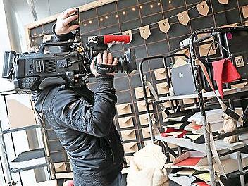 Einen ersten Eindruck, wie die Schaufenster der Leerst&auml;nde best&uuml;ckt wurden, kann man schon im City Center in der Bahnhofstra&szlig;e Sonneberg sehen. Dort befindet sich das B&uuml;ro des Weihnachtsmannes, wo er die Wunschzettel der Kinder sichtet, sortiert u...