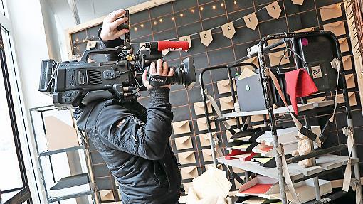Einen ersten Eindruck, wie die Schaufenster der Leerst&auml;nde best&uuml;ckt wurden, kann man schon im City Center in der Bahnhofstra&szlig;e Sonneberg sehen. Dort befindet sich das B&uuml;ro des Weihnachtsmannes, wo er die Wunschzettel der Kinder sichtet, sortiert u...