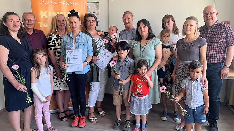 Jugendamtsleiter Manfred Kutz (rechts), Ann-Kathrin Spiegel (v. l.), p&auml;dagogische Fachkraft MGH, stellvertretender Landrat Emil M&uuml;ller und Iris H&ouml;nig, Gesch&auml;ftsleitung MGH, freuen sich mit den Teilnehmerinnen des Qualifizierungskurses f&uuml;r Kindert...