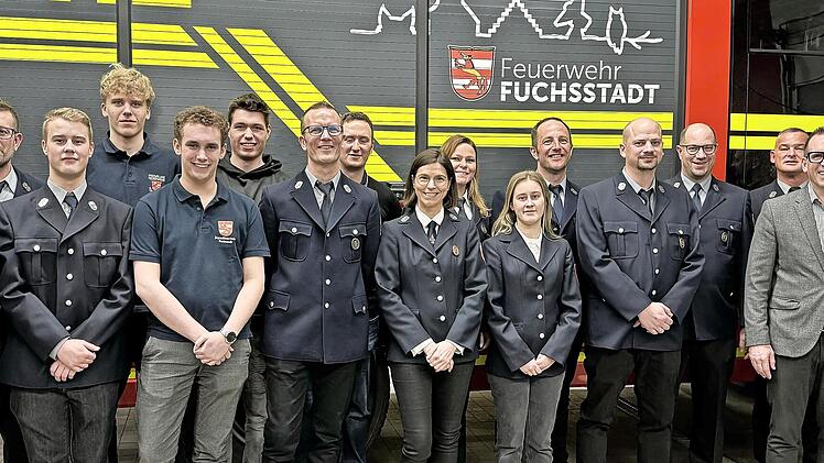 Ernennung und Beförderung: Das Bild zeigt (von links) den stellvertretenden Vorsitzenden Alexander Lebsak, den Vorsitzenden Uwe Eichel, Jonathan Eichel, Tim Wahler, Linus Wöhning, Simon Eich, Alexander Appel, Jonathan Renner, Denischa Schmidtner, ...
