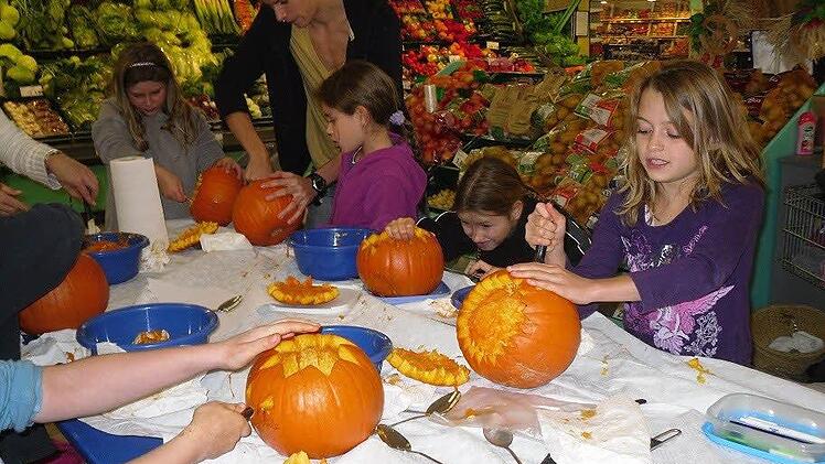 Kinder aus dem Höchstadter Paul-Gerhardt-Kindergarten waren zum Kürbisschnitzen eingeladen.