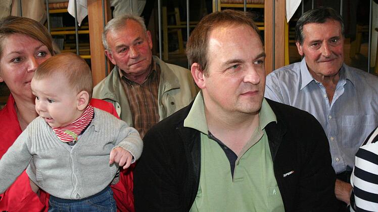 : Heiner Sickmüller (hinten rechts), der einstige Hofbesitzer, saß bescheiden in der zweiten Reihe. Dennoch wurde erst durch seine Aufgeschlossenheit die gesamte Einrichtung möglich.