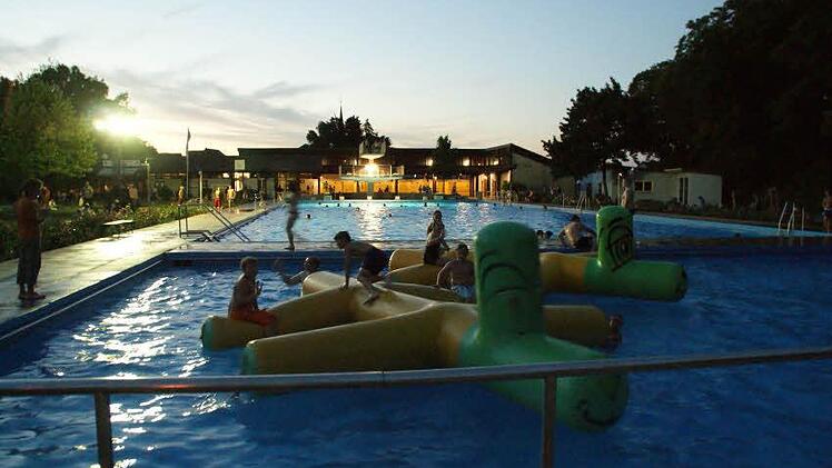 Besondere "Events", wie etwa das Nachtschwimmen, ziehen Gäste an.