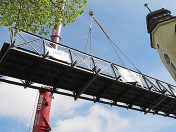 Zwischen Häusern und Bäumen hindurch bugsierten die Arbeiter die Brockardt-Brücke vom Mühldamm aus zurück zu ihren Fundamenten am Itz-Ufer. Fotos: Ulrike Nauer