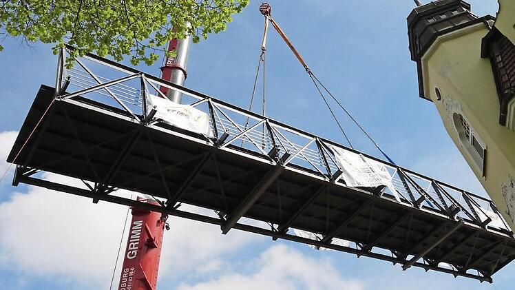 Zwischen Häusern und Bäumen hindurch bugsierten die Arbeiter die Brockardt-Brücke vom Mühldamm aus zurück zu ihren Fundamenten am Itz-Ufer. Fotos: Ulrike Nauer