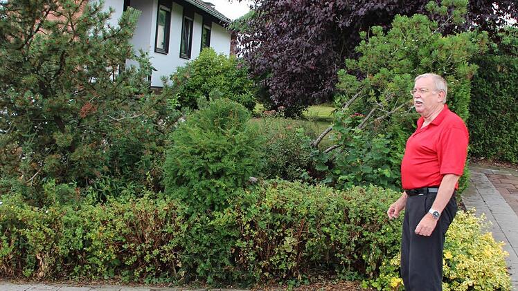 Jürgen Griesmann ist schockiert: Bagger sollen auf einer noch zu bauenden Straße neben der Oberen Schulstraße 7 (Haus) fahren.