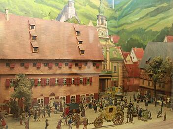 Kulmbacher Marktplatzszene aus dem 19. Jahrhundert, dargestellt in einem Zinnfiguren-Diorama auf der Plassenburg. Wo später das Vereinshaus errichtet wurde, in dem heute Sparkasse und Notariat ihre Räume haben, stand früher welches andere Gebäude? Fotos: Dagmar Besand
