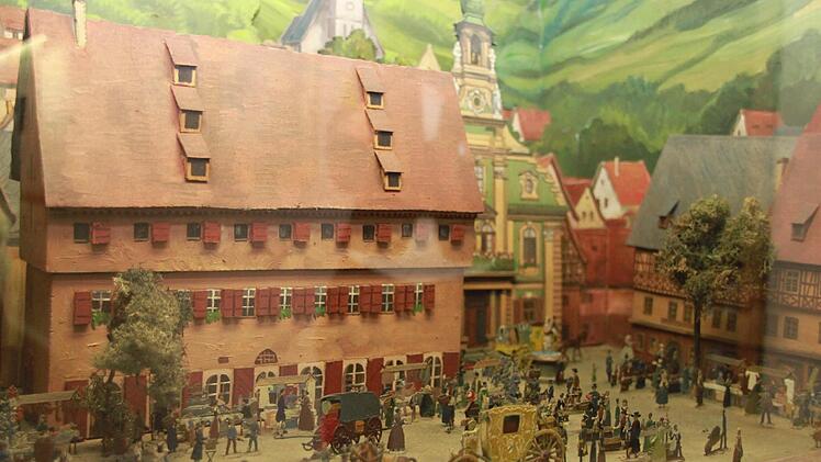 Kulmbacher Marktplatzszene aus dem 19. Jahrhundert, dargestellt in einem Zinnfiguren-Diorama auf der Plassenburg. Wo später das Vereinshaus errichtet wurde, in dem heute Sparkasse und Notariat ihre Räume haben, stand früher welches andere Gebäude? Fotos: Dagmar Besand