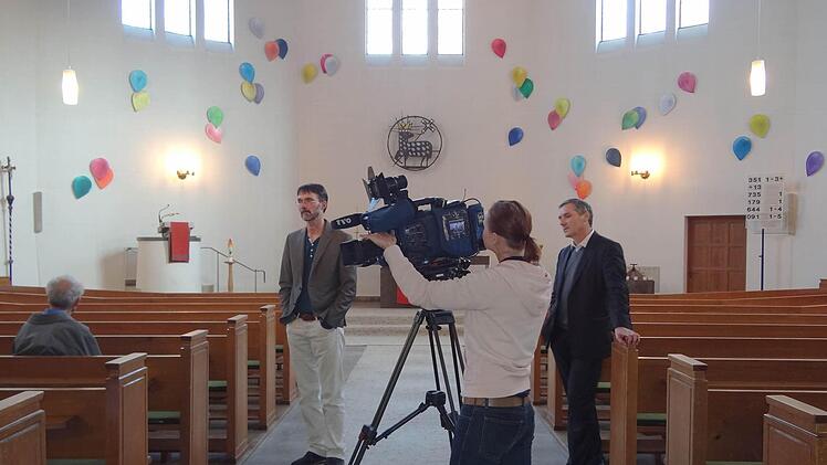 Auch ein Fernsehteam aus Oberfranken war am Reformationstag in Ebern zu Gast. Foto: Johanna Eckert