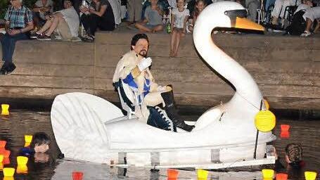 König Ludwig mit seinem Schwan.
