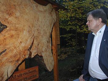 Auch der Präsident der Heinz-Holding, Carl-August Heinz, zeigte sich begeistert vom Wald- und Naturerlebnispfad. Foto: Veronika Schadeck