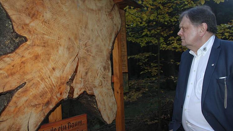 Auch der Präsident der Heinz-Holding, Carl-August Heinz, zeigte sich begeistert vom Wald- und Naturerlebnispfad. Foto: Veronika Schadeck
