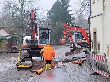 Baustelle Kissinger Straße zwischen Torhaus und alter Saalebrücke. Fotos: Gerd Schaar