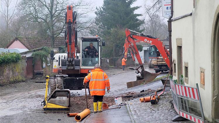 Baustelle Kissinger Straße zwischen Torhaus und alter Saalebrücke. Fotos: Gerd Schaar