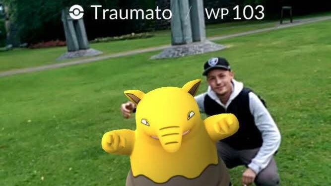 Im Stadtpark macht Nico ein Foto mit dem Pokemon Traumato. Foto: Tobias
