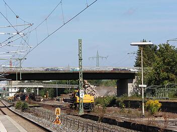 Die Oberleitung bei Gleis 4 und 5 ist schon abgebaut. Die Behelfsbrücke fehlt aber noch.  Foto: Jennifer Hauser