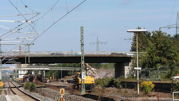 Die Oberleitung bei Gleis 4 und 5 ist schon abgebaut. Die Behelfsbrücke fehlt aber noch.  Foto: Jennifer Hauser