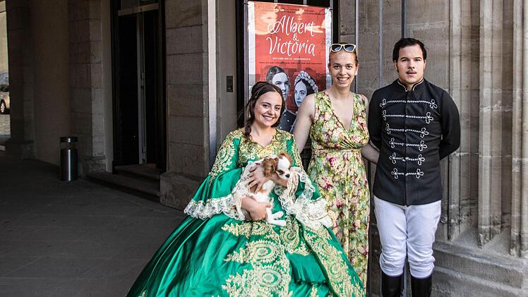 Marie-Sophie Weidinger (Victoria), Ulrike Barz-Murauer und Valentin Frunkte (Albert) vor Schloss Ehrenburg in CoburgFoto: Jochen Berger