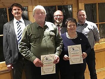 Mit Landesverbands-Ehrennadeln wurden Christine Bauer und Dieter Reiprich ausgezeichnet. Mit im Bild (von links) Vorsitzender Klaus Ruppert, Bürgermeister Egon Herrmann und stellvertretender Vorsitzender Marco Oßmann. Foto: Marion Ruppert