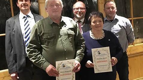 Mit Landesverbands-Ehrennadeln wurden Christine Bauer und Dieter Reiprich ausgezeichnet. Mit im Bild (von links) Vorsitzender Klaus Ruppert, Bürgermeister Egon Herrmann und stellvertretender Vorsitzender Marco Oßmann. Foto: Marion Ruppert