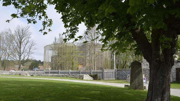 Impression vom Park mit dem historischen Schloss und dem hölzernen Rundtheater. Foto: Michael Stoschek