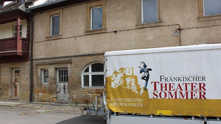 Vor dem Anwesen steht der Theatersommer-Anhänger